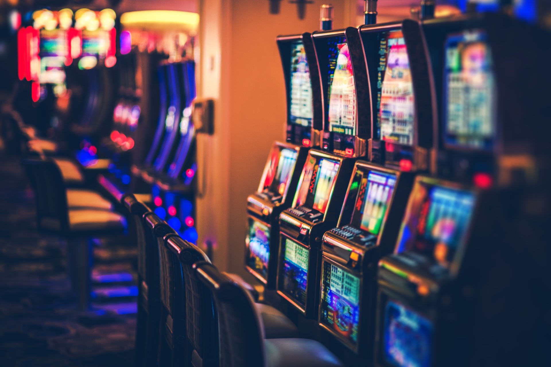 Reihen von Casino-Spielautomaten